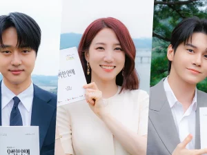 Tiga pemeran utama drama Spooky in Love berpose memegang naskah episode terakhir.
