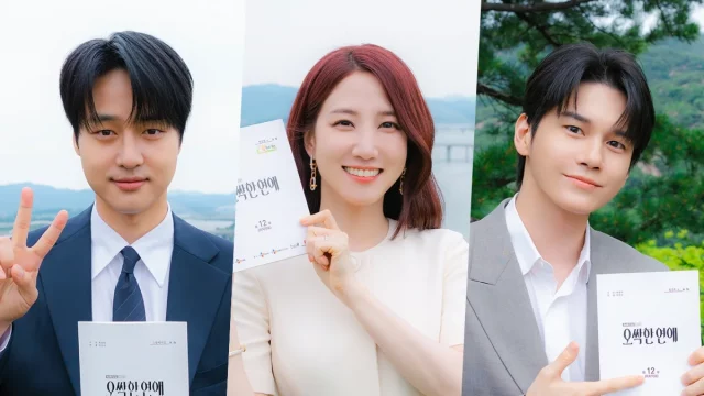 Tiga pemeran utama drama Spooky in Love berpose memegang naskah episode terakhir.