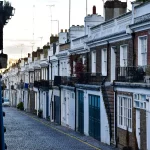 Deretan rumah bergaya klasik di jalan kecil kawasan hunian London