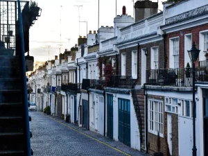 Deretan rumah bergaya klasik di jalan kecil kawasan hunian London