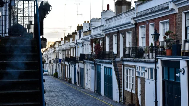 Deretan rumah bergaya klasik di jalan kecil kawasan hunian London