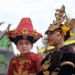 Ilustrasi perempuan berbusana adat Indonesia.
