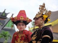 Ilustrasi perempuan berbusana adat Indonesia.
