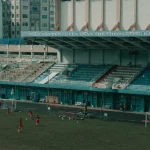 Pesepak bola berlatih di lapangan stadion