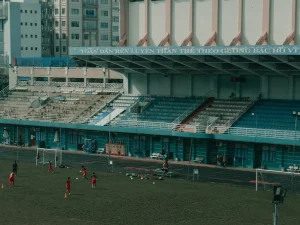 Pesepak bola berlatih di lapangan stadion