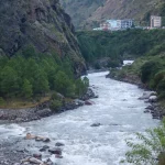 Sungai deras mengalir di lembah sempit Distrik Rasuwa, Nepal