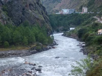 Sungai deras mengalir di lembah sempit Distrik Rasuwa, Nepal