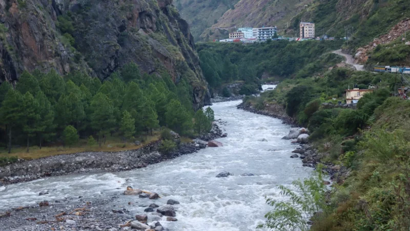Sungai deras mengalir di lembah sempit Distrik Rasuwa, Nepal