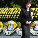 Perdana Menteri Jepang Sanae Takaichi berdiri di depan karangan bunga pada upacara peringatan di Taman Peringatan Perdamaian Hiroshima