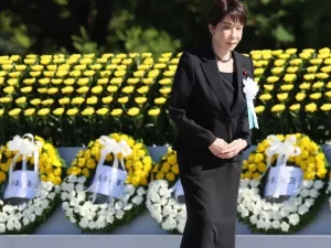Perdana Menteri Jepang Sanae Takaichi berdiri di depan karangan bunga pada upacara peringatan di Taman Peringatan Perdamaian Hiroshima