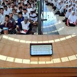 Suasana kelas talaqqi berisi ribuan santri di sebuah pesantren Jawa Barat.