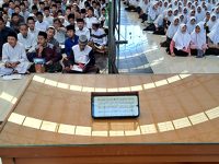 Suasana kelas talaqqi berisi ribuan santri di sebuah pesantren Jawa Barat.