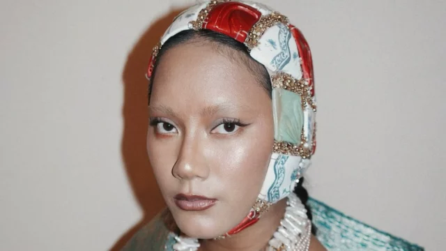 Tara Basro mengenakan penutup kepala bermotif dalam pemotretan editorial