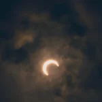 Gerhana matahari terlihat di langit