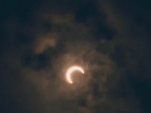 Gerhana matahari terlihat di langit