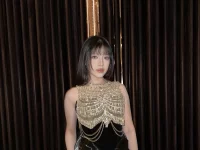 Tiara Andini mengenakan gaun beludru hitam dengan bagian dada berpayet emas