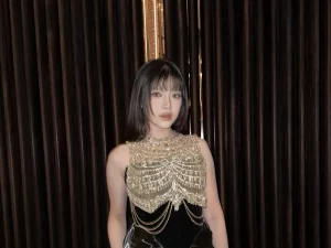 Tiara Andini mengenakan gaun beludru hitam dengan bagian dada berpayet emas