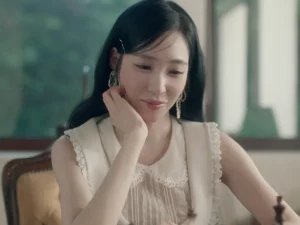 Tiffany Young dalam promosi album Edge of Calm