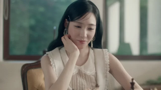 Tiffany Young dalam promosi album Edge of Calm