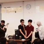 Tim Rasena Fakultas Teknologi Maju dan Multidisiplin Universitas Airlangga memperagakan timbangan bersuara AURIS.
