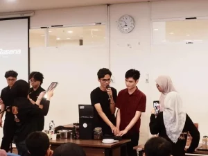Tim Rasena Fakultas Teknologi Maju dan Multidisiplin Universitas Airlangga memperagakan timbangan bersuara AURIS.