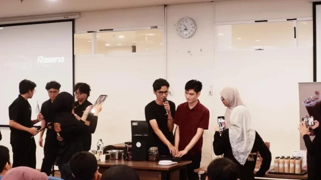 Tim Rasena Fakultas Teknologi Maju dan Multidisiplin Universitas Airlangga memperagakan timbangan bersuara AURIS.