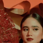 Tissa Biani berbusana merah dalam pemotretan bertema kemerdekaan