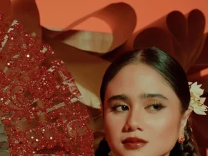 Tissa Biani berbusana merah dalam pemotretan bertema kemerdekaan