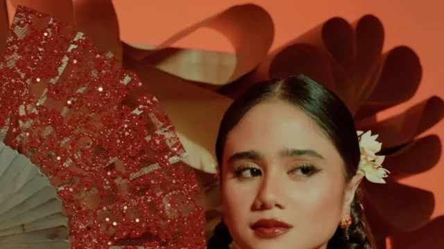 Tissa Biani berbusana merah dalam pemotretan bertema kemerdekaan