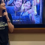 Titi Kamal di depan poster Perumahan Laddaland
