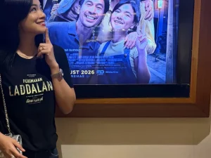 Titi Kamal di depan poster Perumahan Laddaland