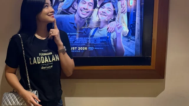 Titi Kamal di depan poster Perumahan Laddaland