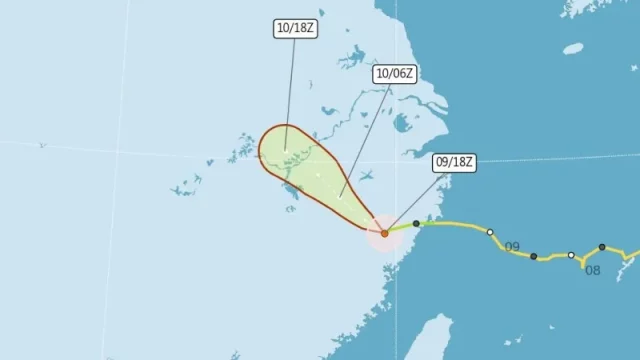 Peta lintasan perkiraan topan yang bergerak dari laut menuju daratan China timur dengan kerucut ketidakpastian berwarna hijau