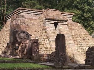 Bangunan batu Candi Sukuh di lereng Gunung Lawu, Jawa Tengah.