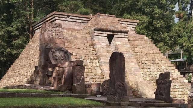 Bangunan batu Candi Sukuh di lereng Gunung Lawu, Jawa Tengah.