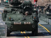 Kendaraan lapis baja Angkatan Darat Amerika Serikat melintas dalam latihan militer gabungan di Korea Selatan.