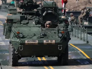 Kendaraan lapis baja Angkatan Darat Amerika Serikat melintas dalam latihan militer gabungan di Korea Selatan.