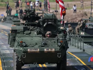Kendaraan lapis baja Angkatan Darat Amerika Serikat dalam latihan gabungan dengan militer Korea Selatan