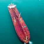 Foto udara sebuah kapal tanker minyak raksasa berlayar di perairan terbuka