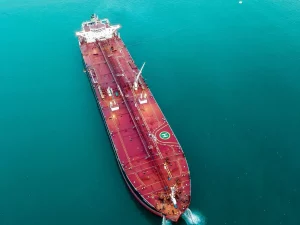 Foto udara sebuah kapal tanker minyak raksasa berlayar di perairan terbuka
