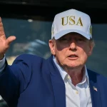 Presiden Amerika Serikat Donald Trump mengenakan setelan dan dasi