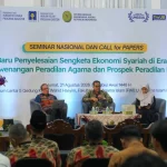 Sesi pemaparan materi seminar nasional tentang penyelesaian sengketa ekonomi syariah di Universitas Islam Indonesia, Yogyakarta.