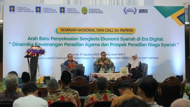 Sesi pemaparan materi seminar nasional tentang penyelesaian sengketa ekonomi syariah di Universitas Islam Indonesia, Yogyakarta.