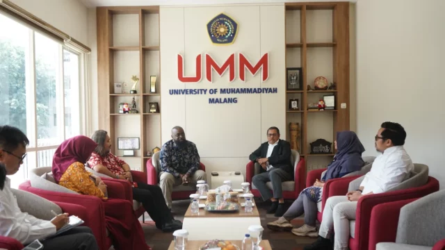 Pejabat Humas Konsulat Jenderal AS di Surabaya Courtney J. Woods dalam pertemuan strategis dengan UMM