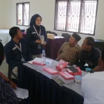 Sesi pengenalan prototipe produk olahan rempah dalam forum diskusi bersama warga di Kawasan Transmigrasi Bungku, Morowali.
