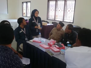 Sesi pengenalan prototipe produk olahan rempah dalam forum diskusi bersama warga di Kawasan Transmigrasi Bungku, Morowali.