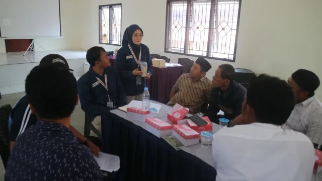 Sesi pengenalan prototipe produk olahan rempah dalam forum diskusi bersama warga di Kawasan Transmigrasi Bungku, Morowali.