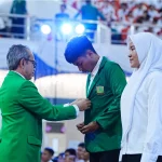 Mahasiswa baru Universitas Andalas mengenakan jaket hijau dalam BAKTI 2026