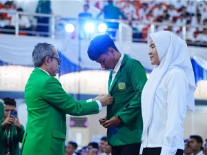 Mahasiswa baru Universitas Andalas mengenakan jaket hijau dalam BAKTI 2026