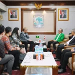 Delegasi Kementerian Luar Negeri dan pimpinan Universitas Andalas duduk berhadapan dalam pertemuan di ruang rektorat